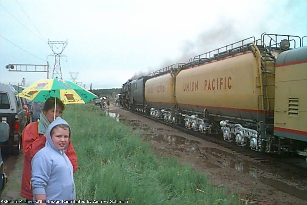 UP 3985, 2x Auxiliary Tender, Me + My Mom